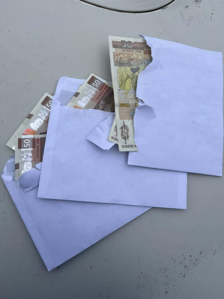 Снимка с въпросните пликове