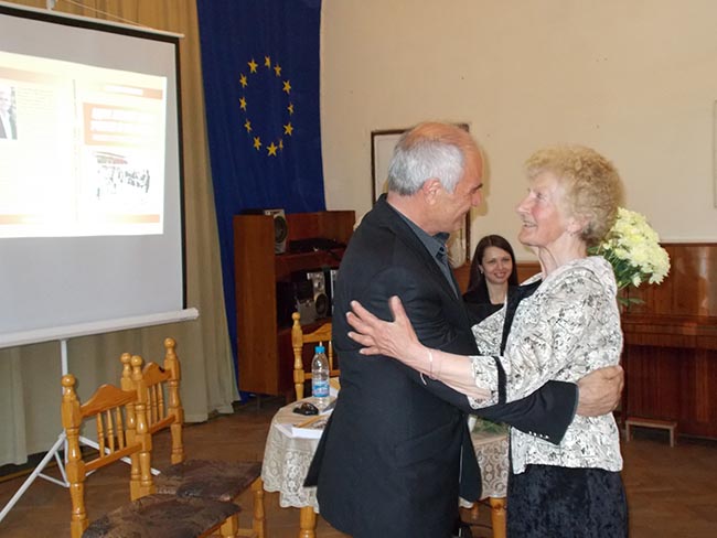 сн. 2 Калоян Шишков приема поздравленията на класната си г-жа Таня Мавродиева, на  77 години, от гр. Гоце Делчев