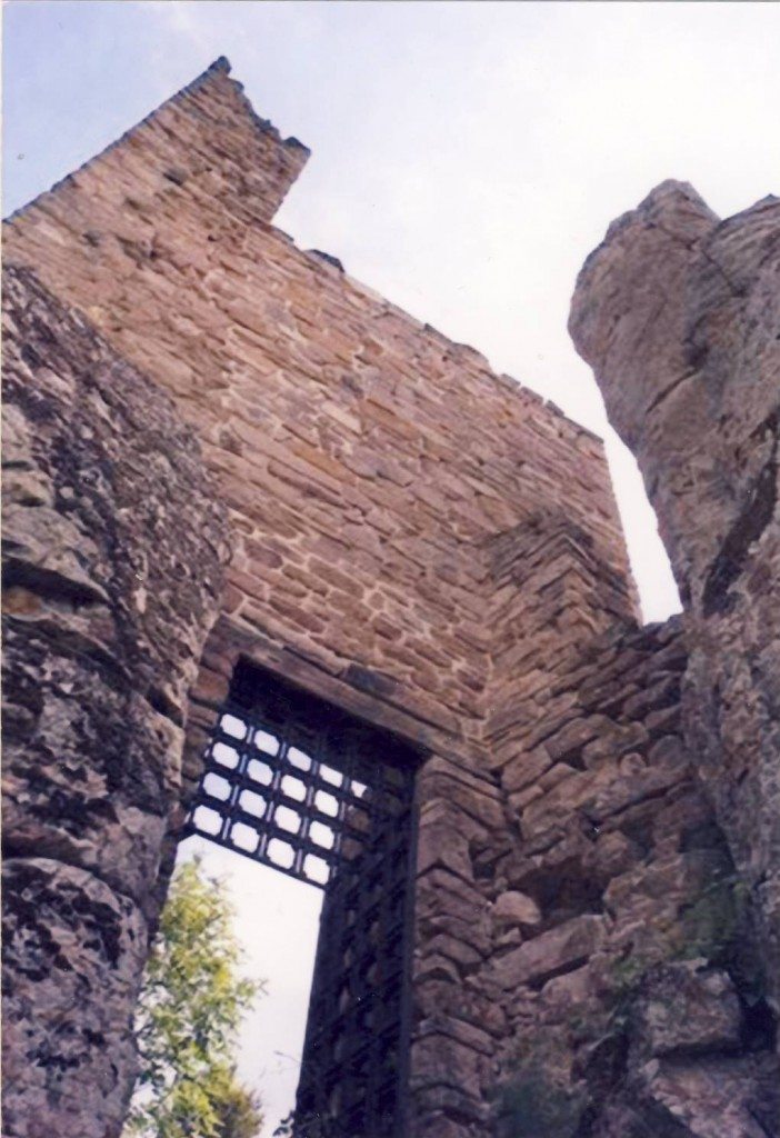 Входът на крепостта Момина кула