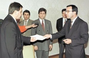 Николай Добрев върна мандата на Столетницата през януари 1997 г. 