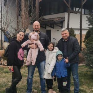 Георги Япов и семейството бежанци което настани в дома си 